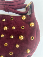 Novedad: BOLSO de ANTE con Tachas. Color GRANATE con tachas doradas. Bols