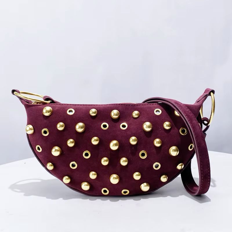 Novedad: BOLSO de ANTE con Tachas. Color GRANATE con tachas doradas. Bols