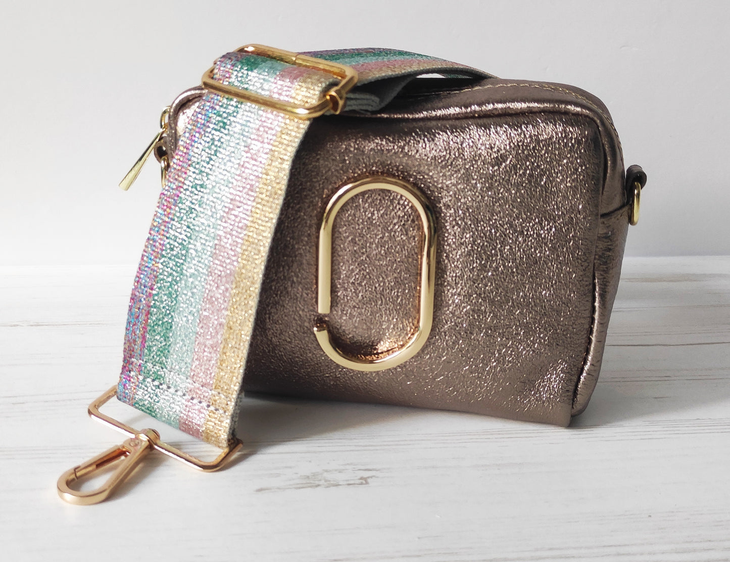 Medium leather bag. Colors: Gold, Silver and Old Gold