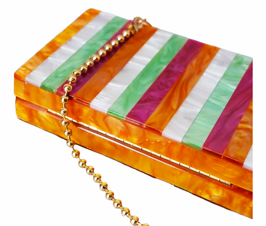 Clutch en tonos alegres: Naranja, verde, rosa.