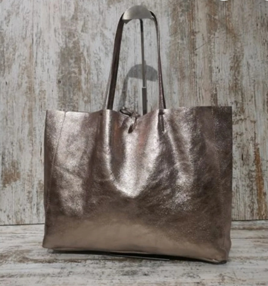 Tote bag en piel metalizada. Piel suave con calidad PREMIUM. Disponible en ORO, PLATA y BRONCE
