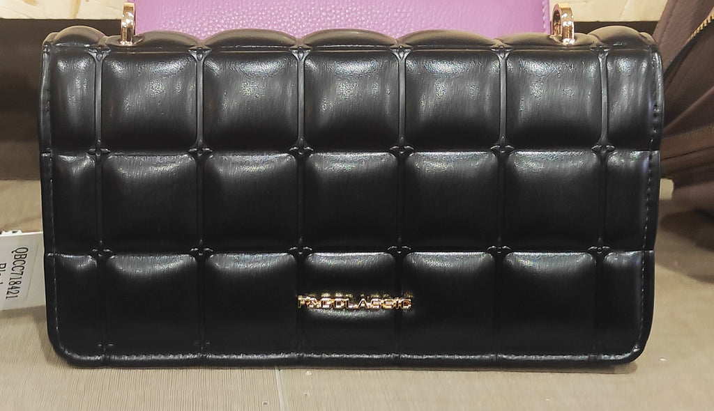 Bolso negro acolchado estilo Chanel. Asas de cadena dorada