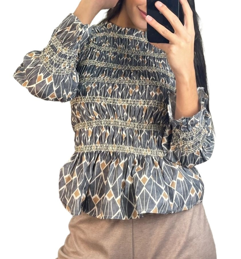 Gray cotton printed blouse with golden honeycomb gathers. One size (up to 38)