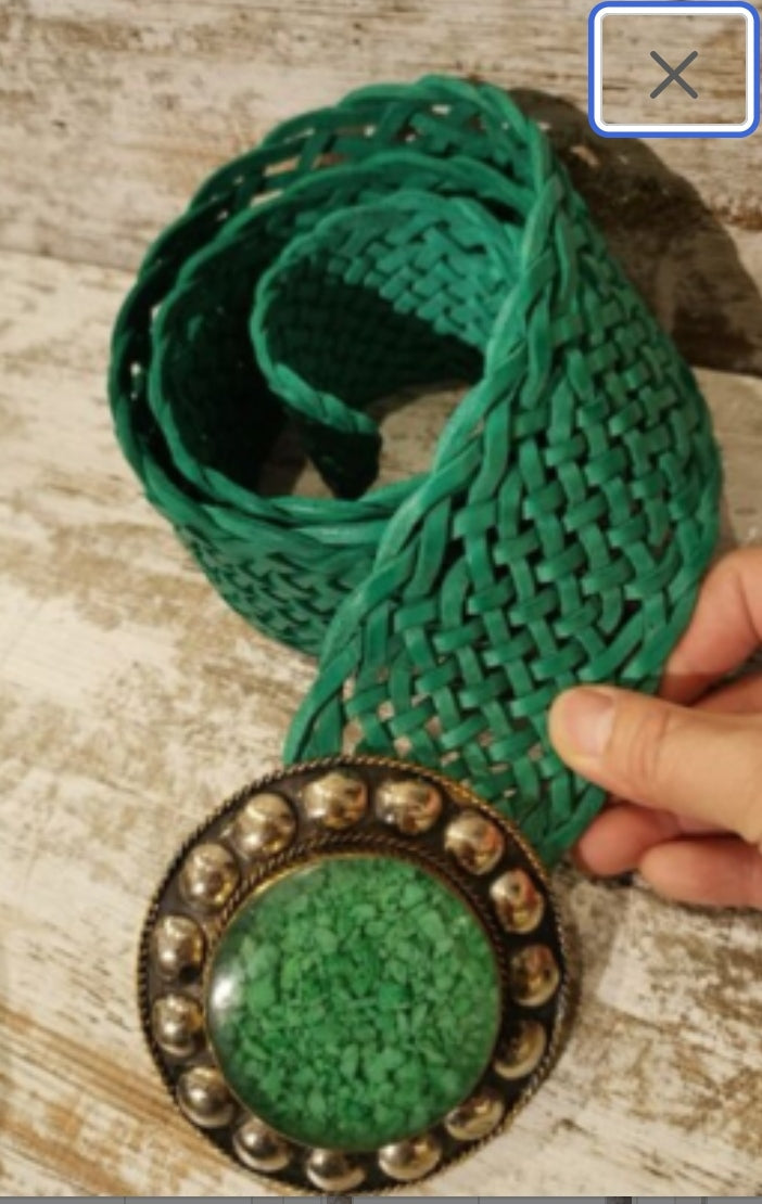 Cinturón ancho de piel con Hebilla Redonda. Color VERDE