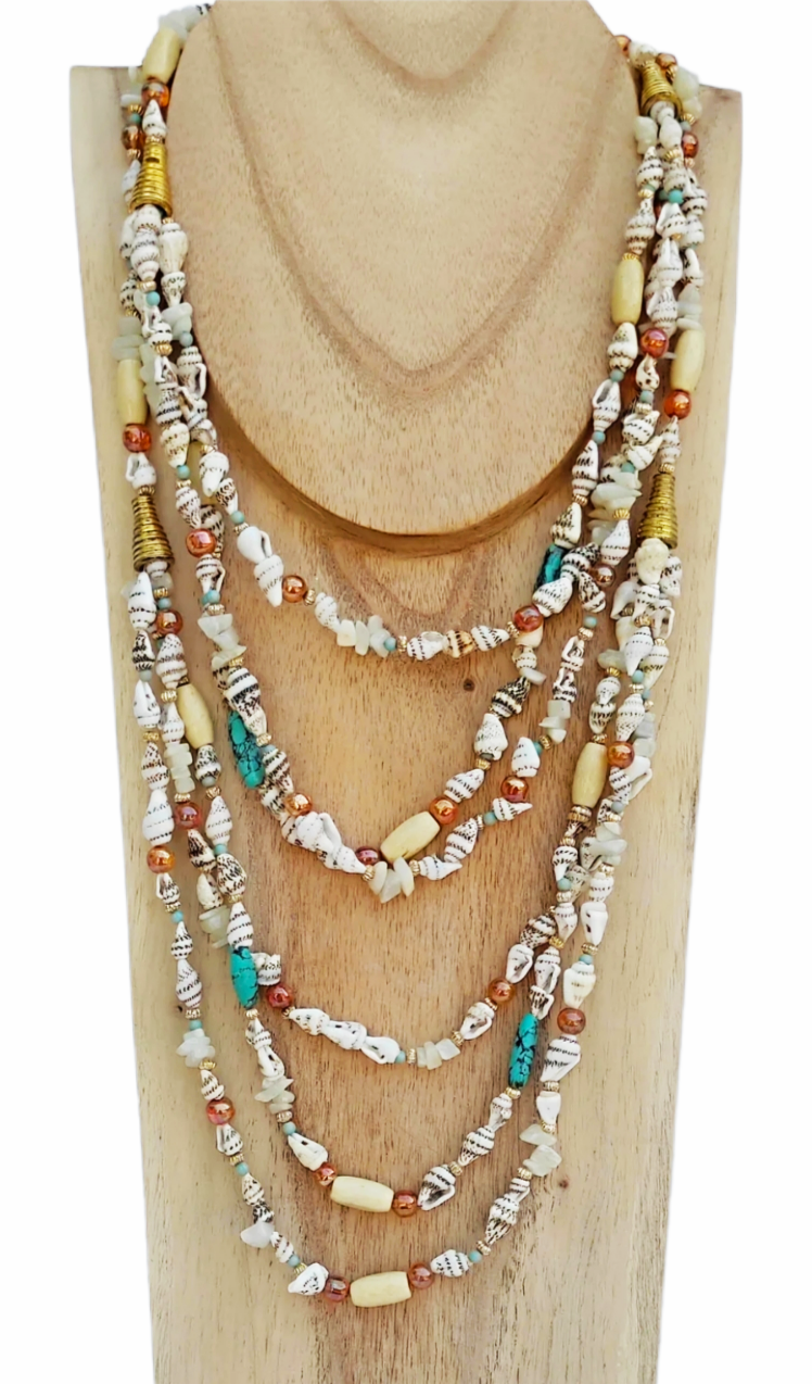 Collar largo beige de conchitas y toques azul turquesa