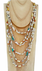 Collar largo beige de conchitas y toques azul turquesa