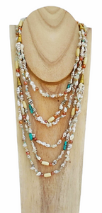 Collar largo beige de conchitas y toques azul turquesa