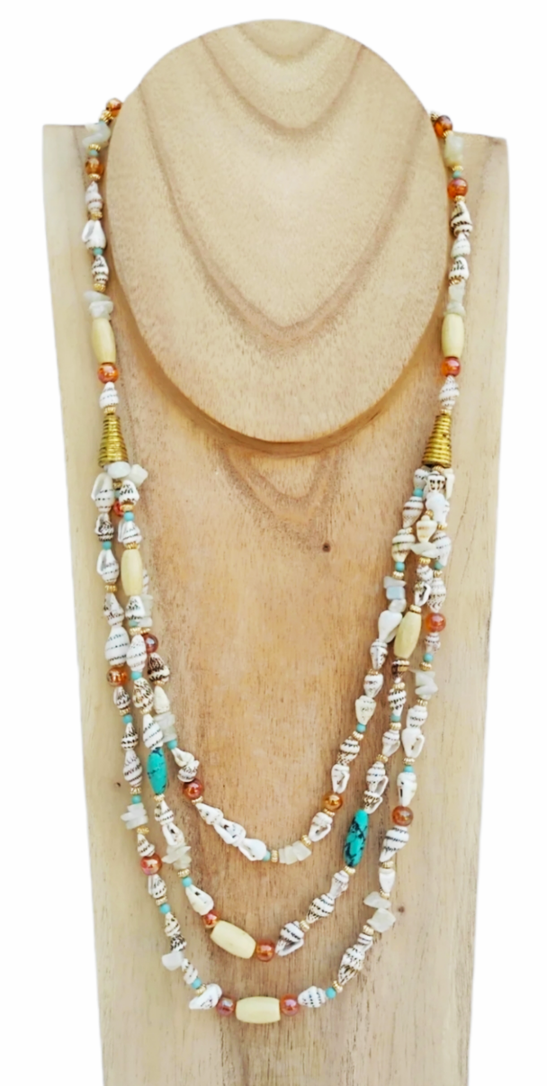 Collar largo beige de conchitas y toques azul turquesa