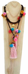 Collar con pompones en tonos rosa