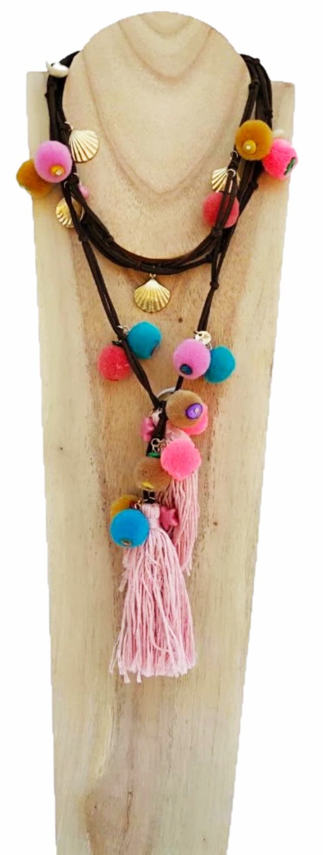 Collar con pompones en tonos rosa