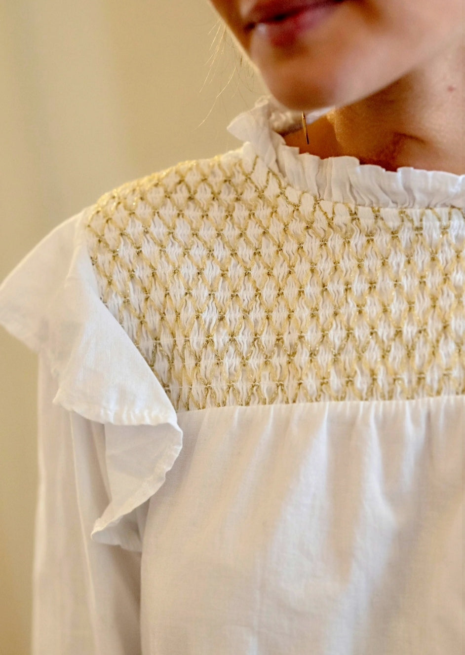 WHITE honeycomb blouse with gold thread and ruffle on the shoulder. One size. Novelty