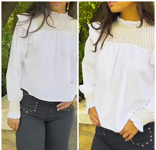 Blusa BLANCA de nido de abeja con hilo dorado y volantito en el hombro. Talla única. Novedad