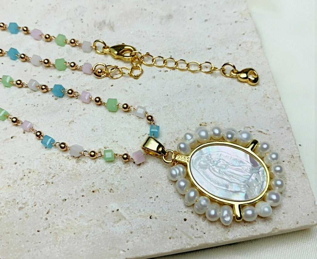 Choker with natural stone, stainless steel with medal of the Virgin surrounded by river pearls
