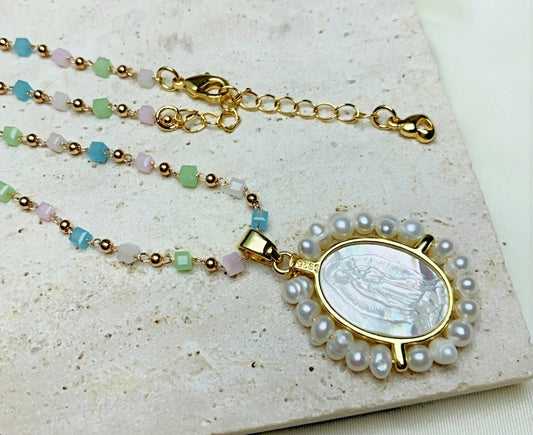 Choker with natural stone, stainless steel with medal of the Virgin surrounded by river pearls