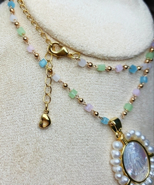 Choker with natural stone, stainless steel with medal of the Virgin surrounded by river pearls