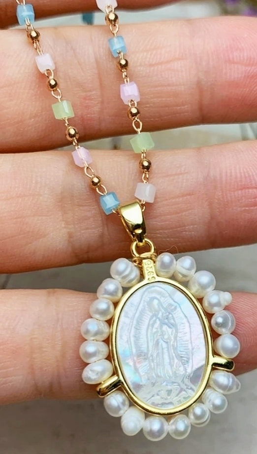 Choker with natural stone, stainless steel with medal of the Virgin surrounded by river pearls