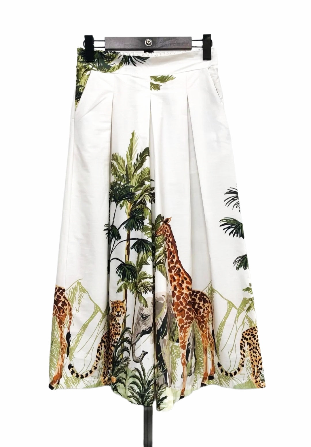 Falda-pantalon con estampado tropical. Colores: Negro, verde caqui, o blanco. Talla ÚNICA: da desde la 34 hasta la 40.