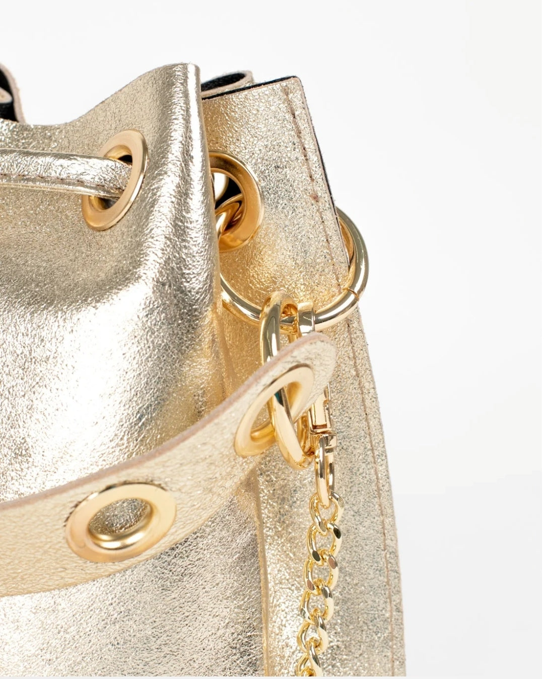 Bolso Bombonera de piel en ORO, PLATA o BRONCE . Asa con ollaos + cadena dorada. Varios colores disponibles