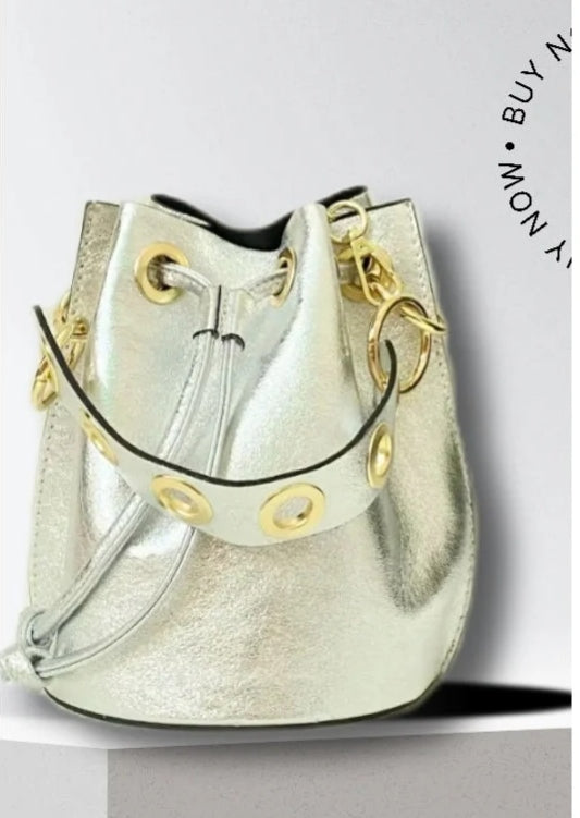 Leather bucket bag in GOLD, SILVER or BRONZE. Handle with eyelets + golden chain. Various colors available