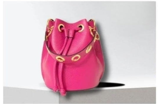 Bolso bombonera de piel en 8 colores. Con asa corta con ollaos dorados + asa larga de cadena con piel. Disponible en 7 colores.