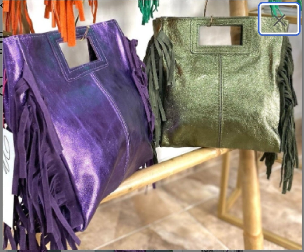 Bolso de piel metalizada en color VERDE metalizado con flecos.