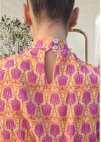 VESTIDO mod. ESTRELLA. Vestido largo elegante. Estampado en colores buganvilla y anaranjado. Da hasta la talla 40