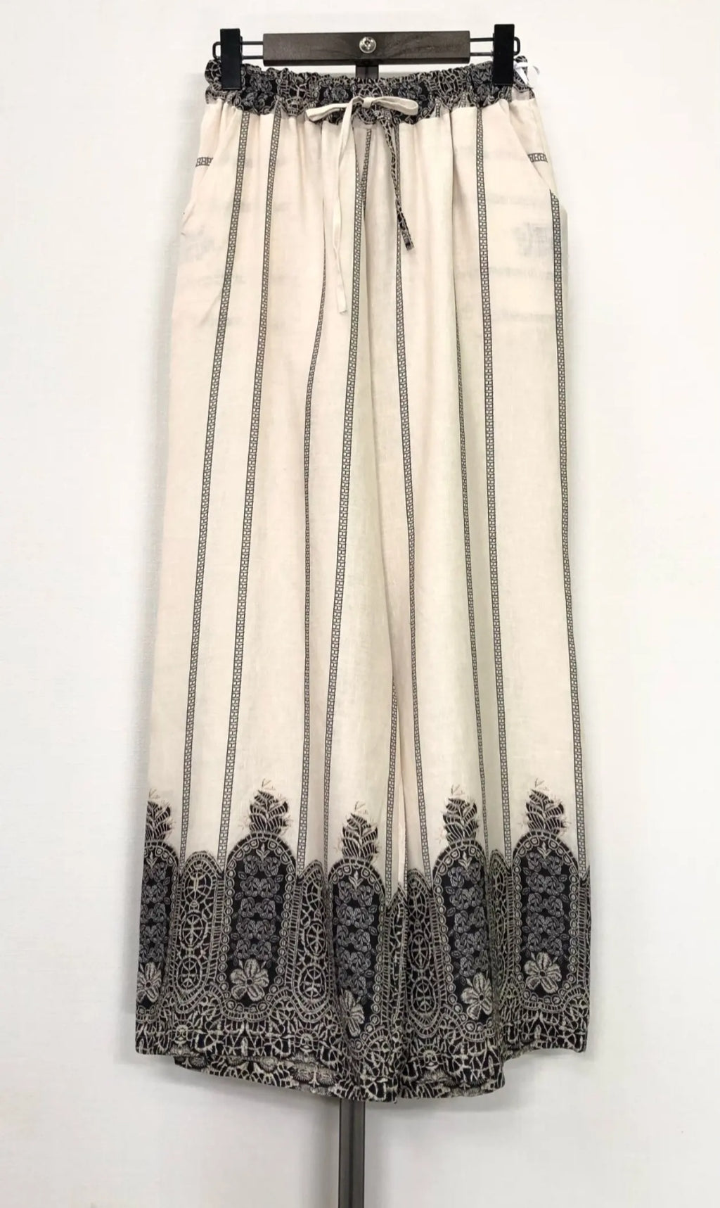 CONJUNTO con TOTAL LOOK 2: FALDA Pantalón color MARFIL con estampado de encaje negro. Talla ÚNICA: da desde la 34 hasta la 44. Conjunto VALENCIA. Calidad PREMIUM (Copia)