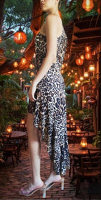 VESTIDO animal print cut out. Vestido largo, con la parte de atrás más larga. Talla única. Da hasta la 38-40