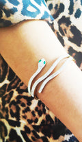 Pulsera  modelo Snake . Rígida con sistema de apertura. Con brillantitos