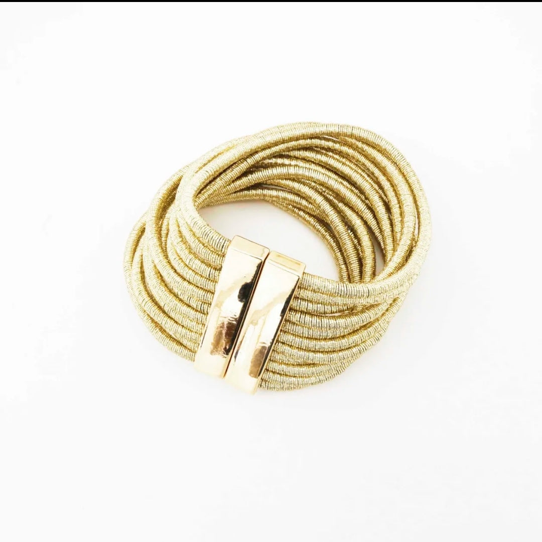Modelo IMAN. Collar + pulsera de bisutería. Tiene 11 vueltas con cierre de imán.  Bisutería Alta Calidad. Disponible en color oro y plata.