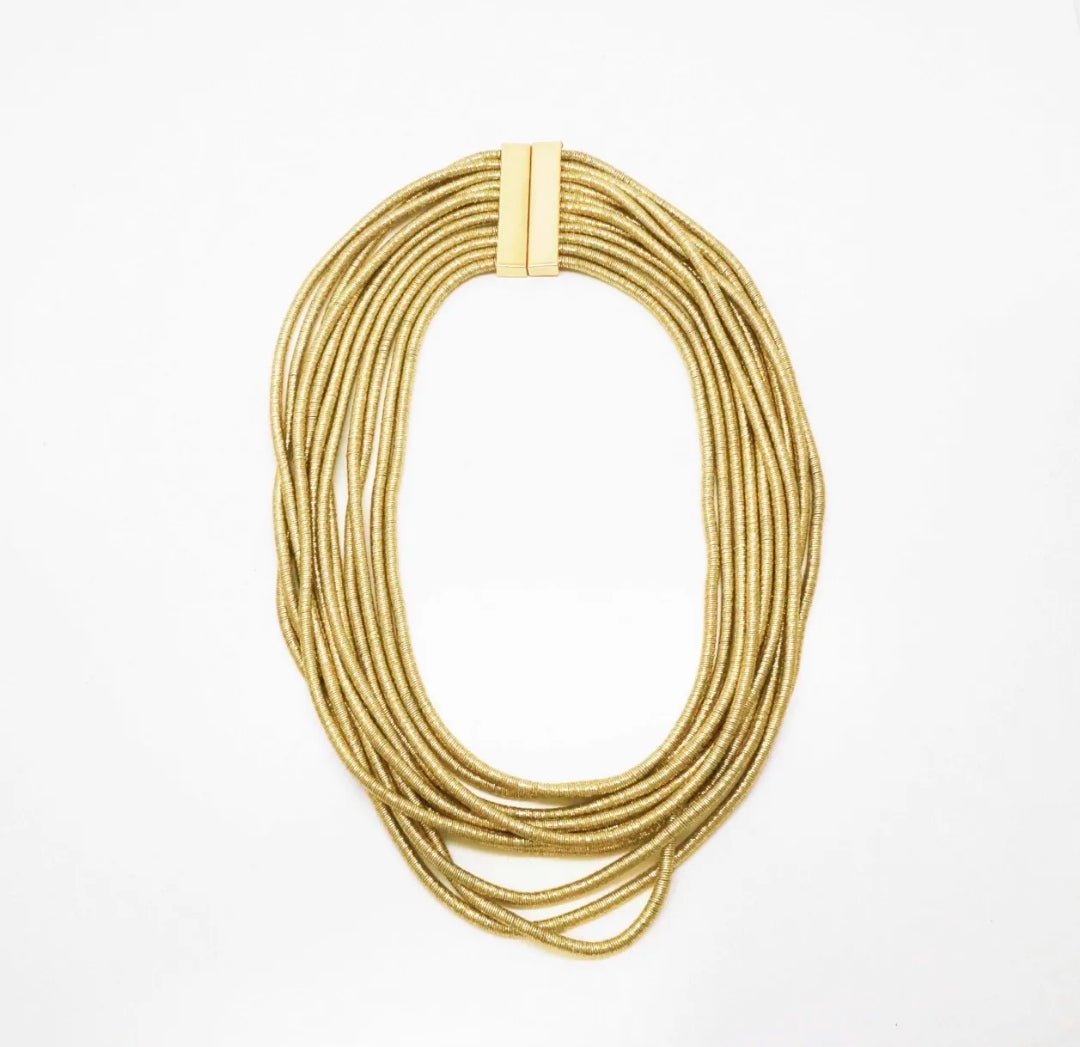 Modelo IMAN. Collar + pulsera de bisutería. Tiene 11 vueltas con cierre de imán.  Bisutería Alta Calidad. Disponible en color oro y plata.