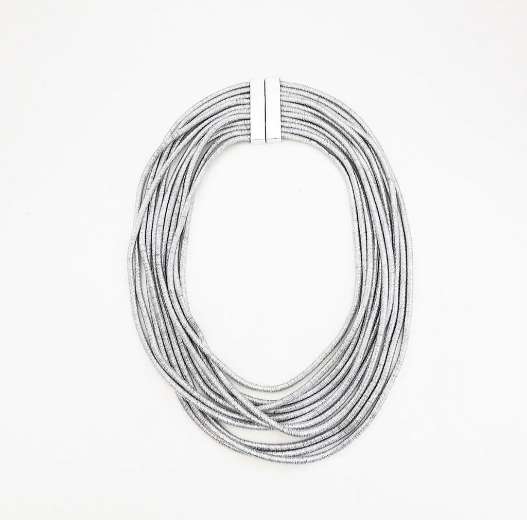Modelo IMAN. Collar + pulsera de bisutería. Tiene 11 vueltas con cierre de imán.  Bisutería Alta Calidad. Disponible en color oro y plata.