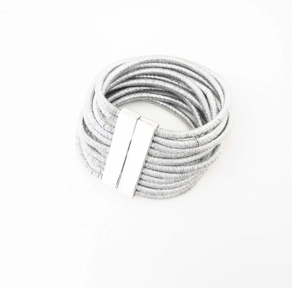 Modelo IMAN. Collar + pulsera de bisutería. Tiene 11 vueltas con cierre de imán.  Bisutería Alta Calidad. Disponible en color oro y plata.