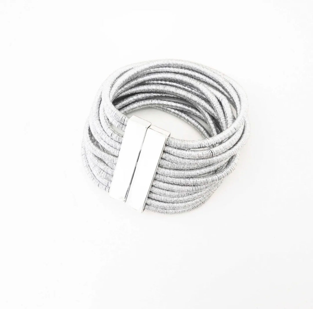 Modelo IMAN. Collar + pulsera de bisutería. Tiene 11 vueltas con cierre de imán.  Bisutería Alta Calidad. Disponible en color oro y plata.