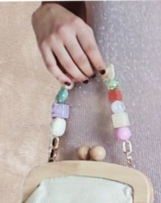 CLUTCH MENORCA. Bolso vegetal con tono ligeramente dorado y asas de madera. Lleva cadenita larga que puede sustituirse por otras decorativas.