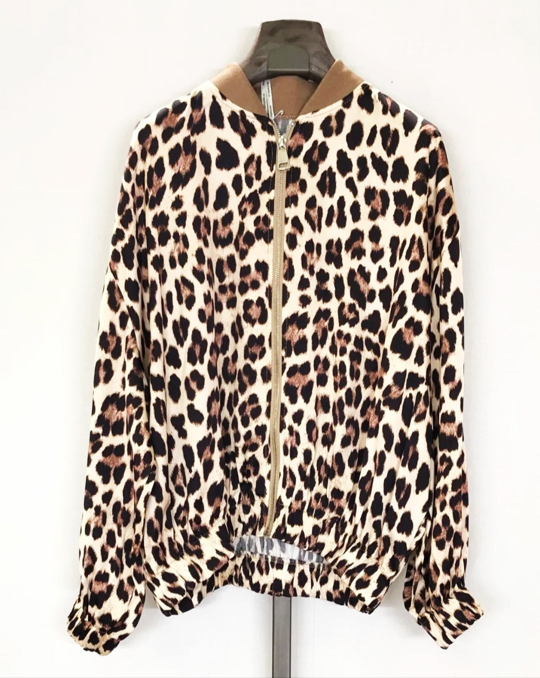 Bomber Mod. LEOPARD.  Chaqueta Satinada estampado en Animal Print. Talla única: Da desde la Talla 34 hasta la 40 - 42. Calidad PREMIUM