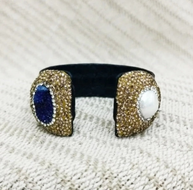 Pulsera Mod. Lux . Forrado de piel de Pitón azul marino con toques plateados.  con adaptación del grado de apertura. Con brillantitos