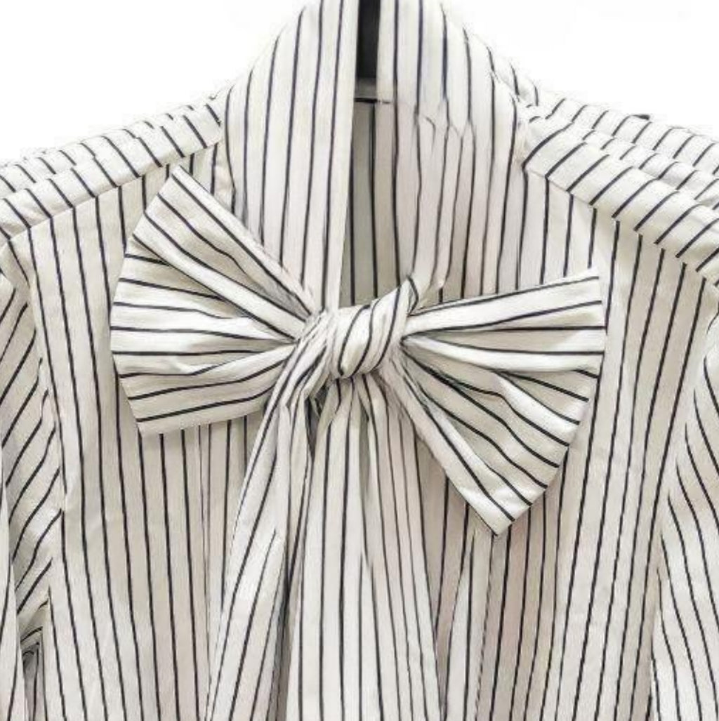 NOVEDAD: Blusa Blanca de rayas Negras y lazada. Mod. MAMEN. Talla única: da desde la 34 a la 42