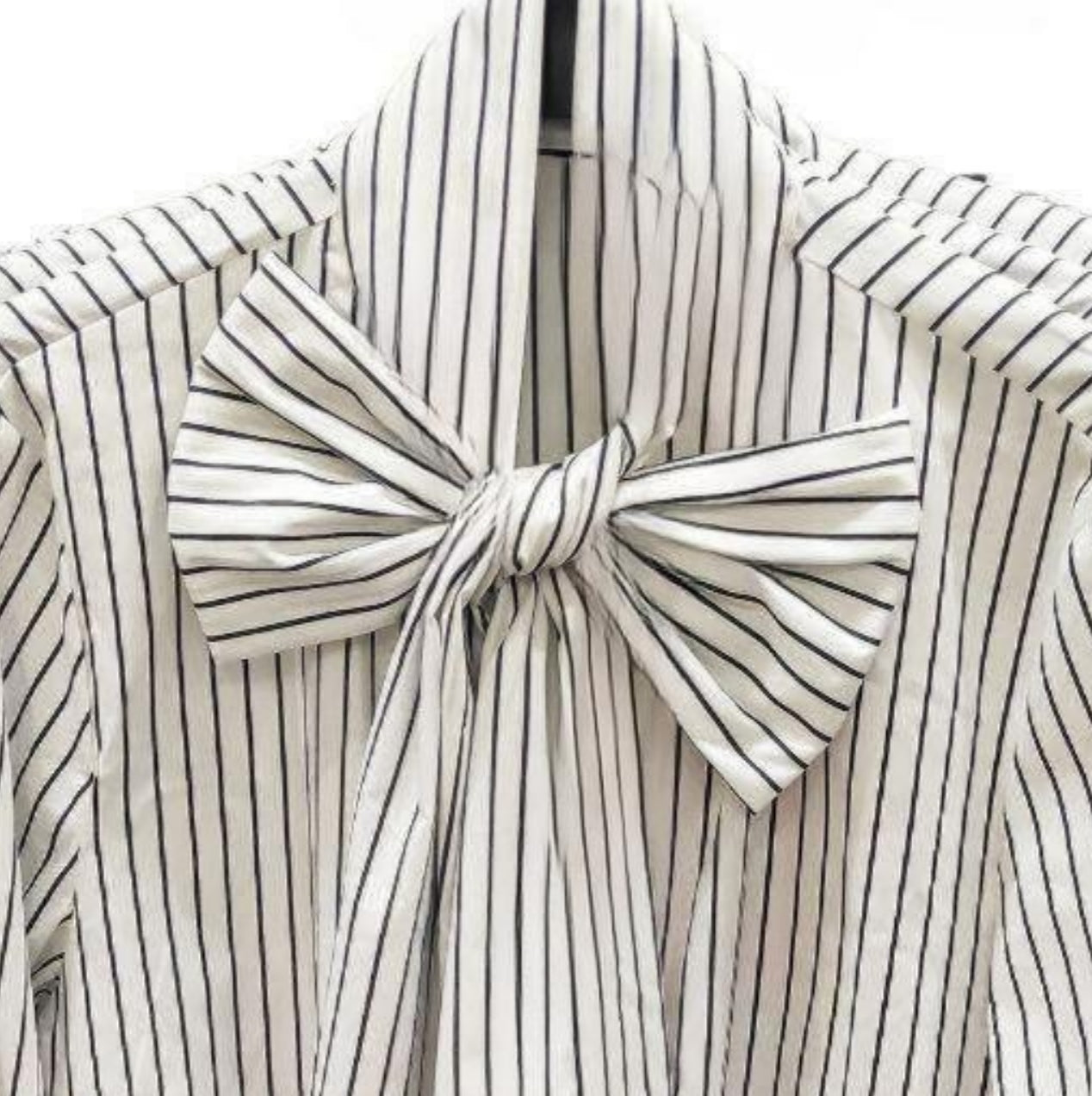 NOVEDAD: Blusa Blanca de rayas Negras y lazada. Mod. MAMEN. Talla única: da desde la 34 a la 42