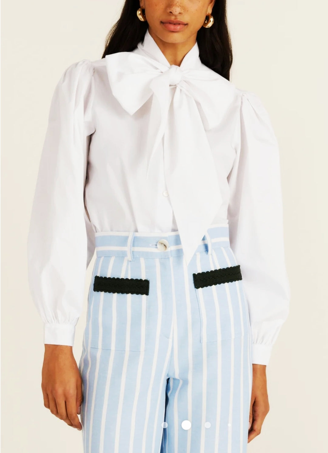 Blusa Blanca Elegante con Moño al Cuello