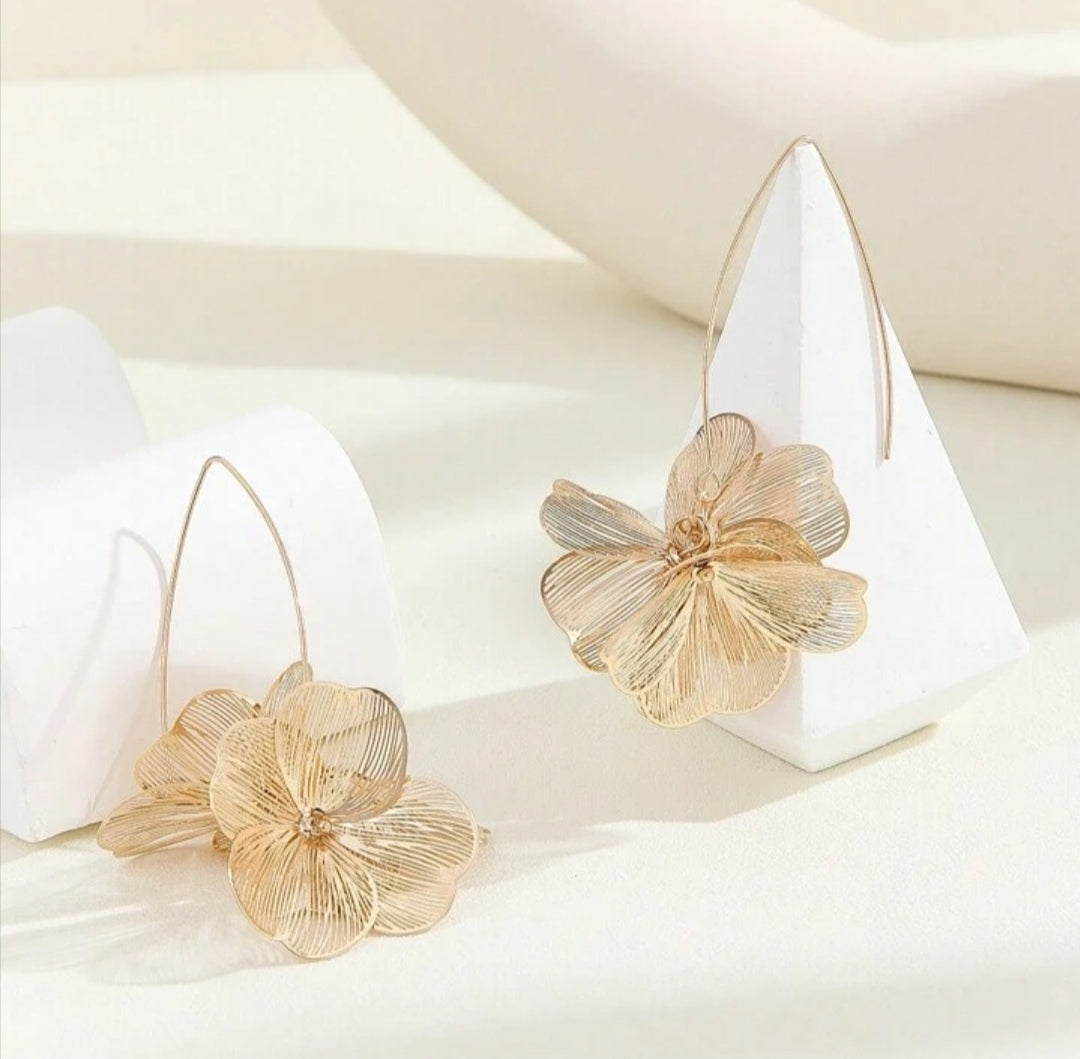 Joyas de Acero Inoxidable: Pendientes largos modelo FLOR.  Acero Inoxidable color ORO