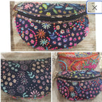 Riñonera de algodón de color azul. Bordada sobre el estampado de flore