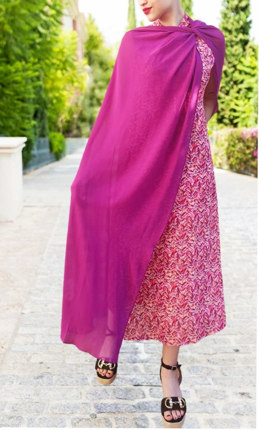 VESTIDO mod. MAXIMA + CHAL. Vestido largo con capa. Muy elegante y juvenil. Estampado en colores rojo, rosa y buganvilla. Da hasta la talla 40