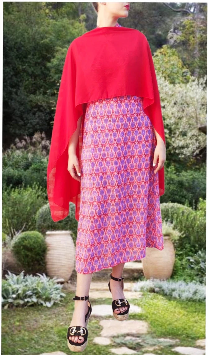 VESTIDO mod. VALENTINA + Capa. Vestido largo con capa de gasa. Estampado en colores rojo, rosa y morado. Da hasta la talla 40.