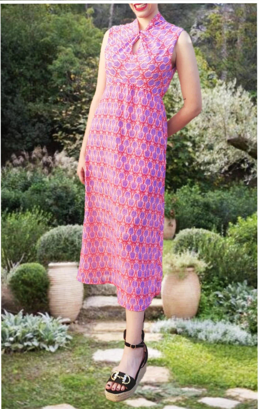 VESTIDO mod. VALENTINA + Capa. Vestido largo con capa de gasa. Estampado en colores rojo, rosa y morado. Da hasta la talla 40.