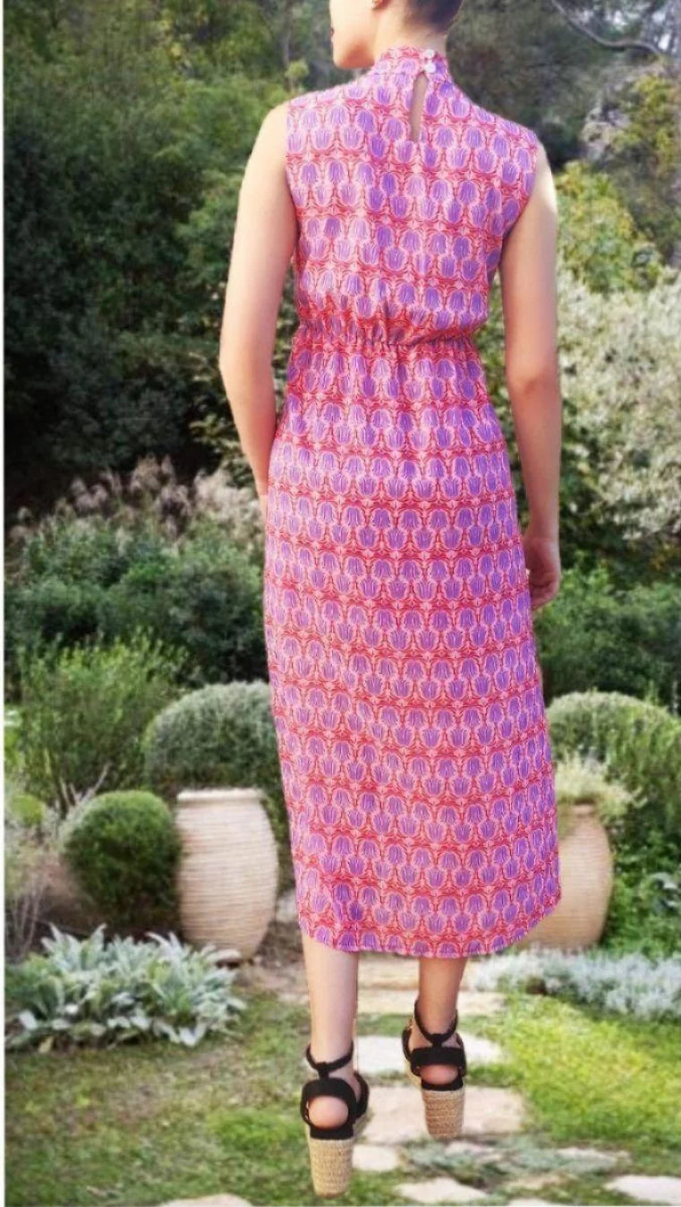 VESTIDO mod. VALENTINA + Capa. Vestido largo con capa de gasa. Estampado en colores rojo, rosa y morado. Da hasta la talla 40.