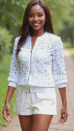 Bomber Mod. ENCAJE BLANCO. Chaqueta con tela tipo encaje tejido. Talla única: Da desde la Talla 34 hasta la 42 - 44.