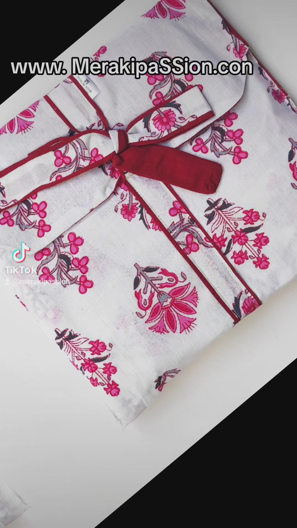 PIJAMA de mujer. Colores blanco, rosa y granate. Algodón 100%. Bolsa a juego para guardarlo.