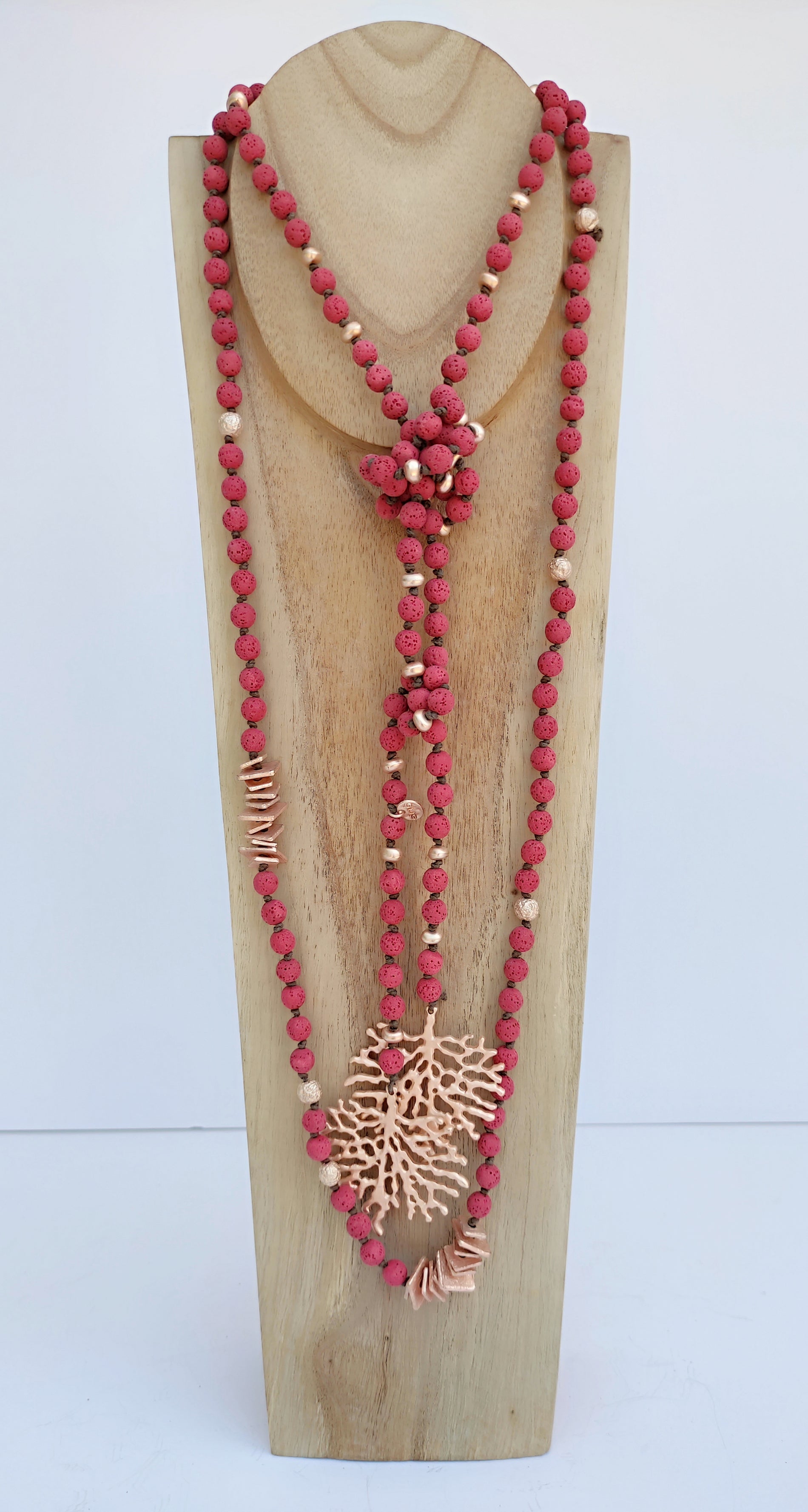 Collar largo rojo de cuentas de lava ( modelo 2)