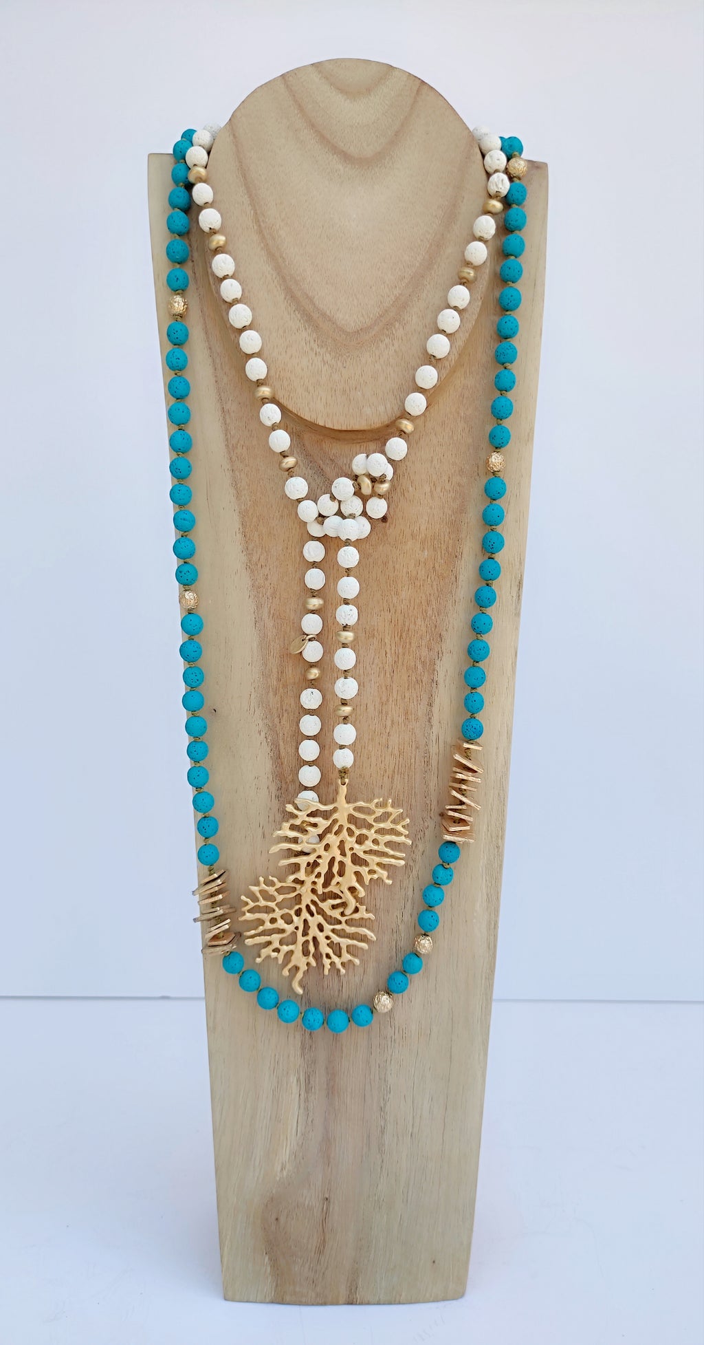 Collar largo color azul turquesa de cuentas de lava (modelo 3)